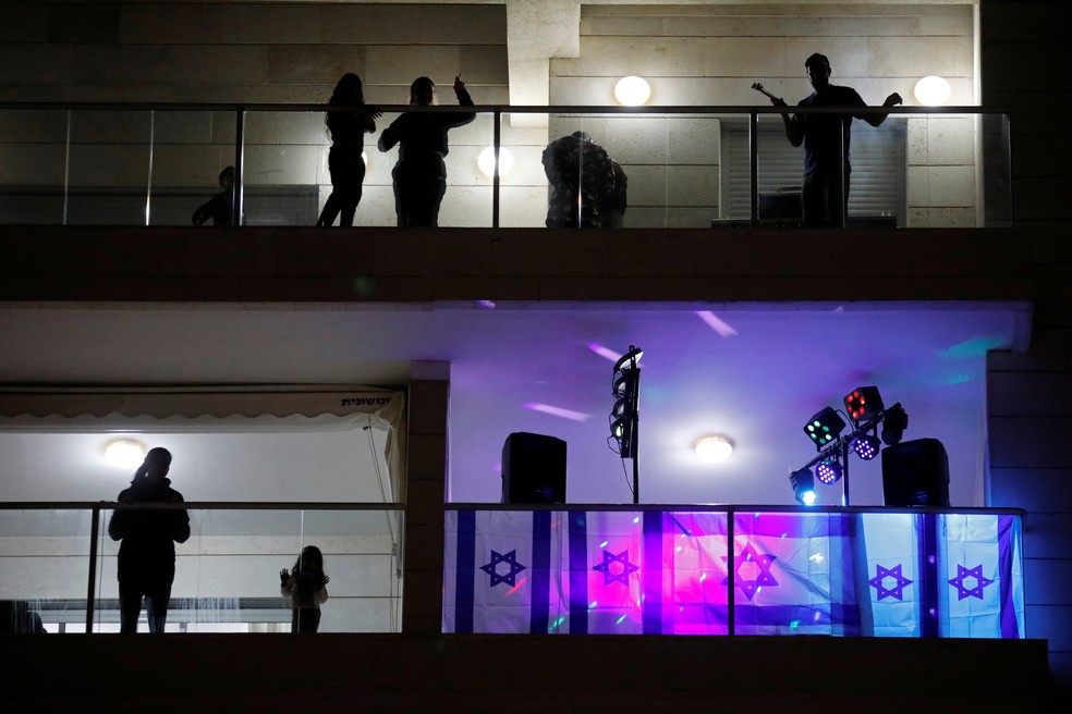 Israelenses celebram Dia da Independência de Israel nesta terça-feira (28) em Ashkelon — Foto: Amir Cohen/Reuters