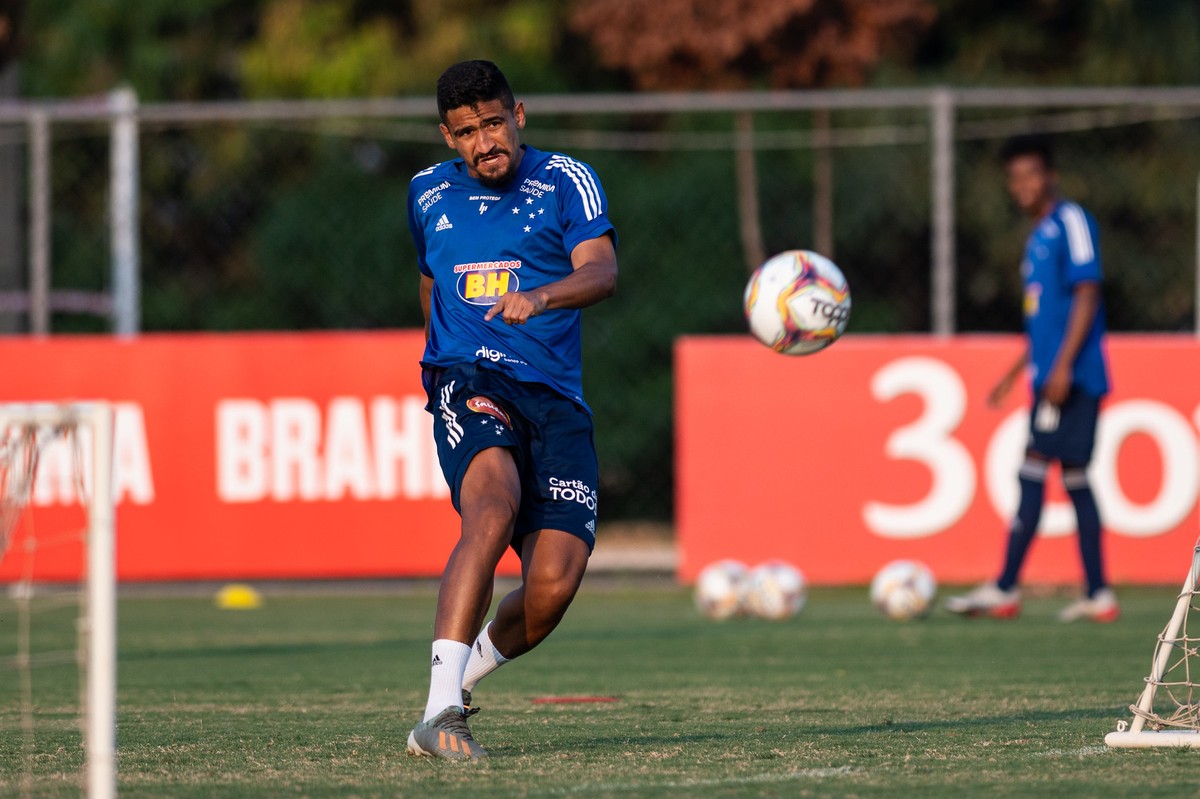 Ramon comemora renovação com Cruzeiro e exalta Manoel: 
