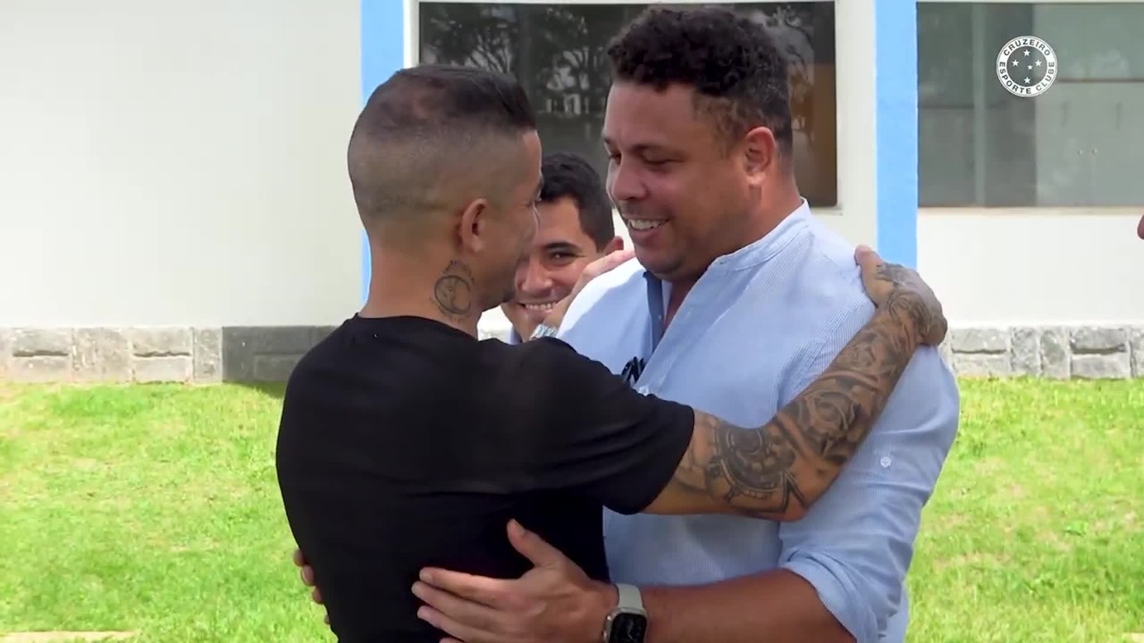Ronaldo encontra D'Alessandro e tem papo com Gilberto, antes de Cruzeiro x América