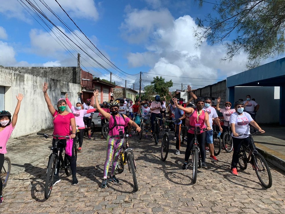 “Pedalada Rosa” reuniu aproximadamente 30 ciclistas e percorreu cerca de 4 km nesta sexta (23). — Foto: Anna Alyne Cunha/Inter TV Cabugi