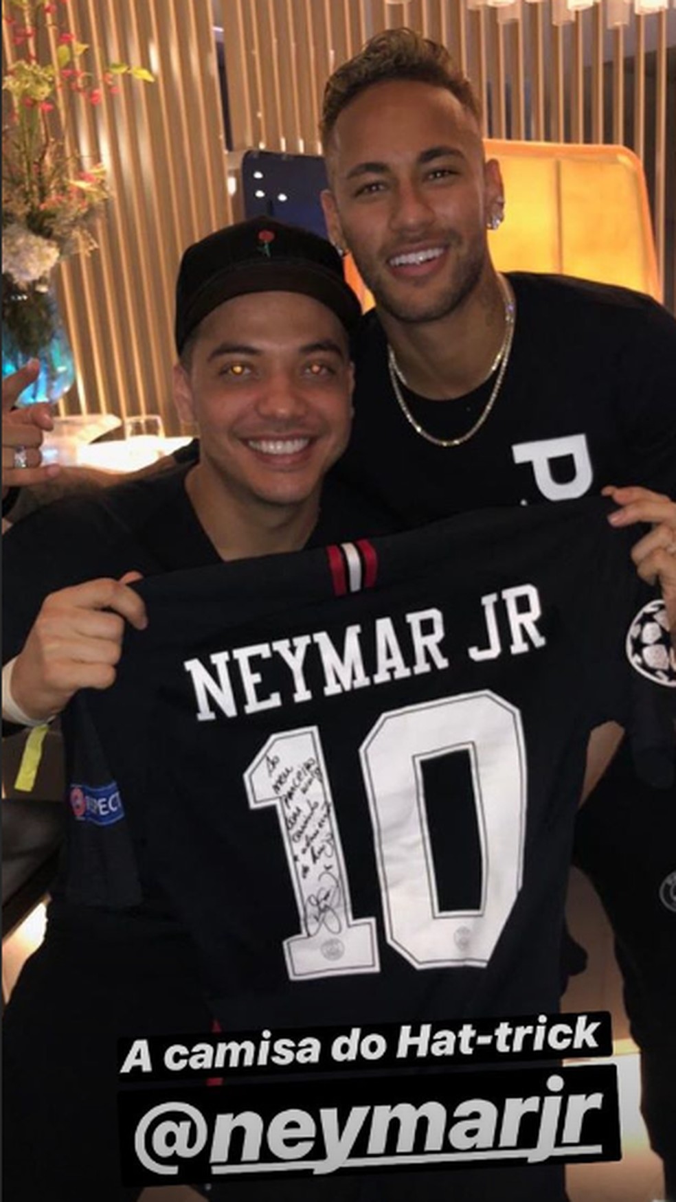 Wesley Safadão e Neymar posam com a camisa do jogo — Foto: Reprodução / Instagram