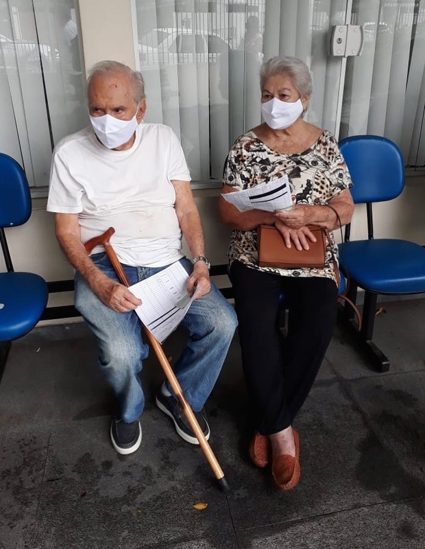 Avós  de Juliana Paiva se vacinaram contra Covid-19 (Foto: Reprodução/Instagram)