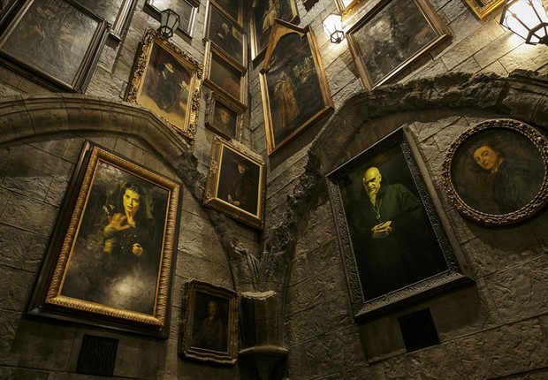 Galeria de retratos dentro de Hogwarts, parte do universo de Harry Potter que será aberto ao público em 2016 nos parques da Universal Studios (Foto: David Sprague/Universal Studios)