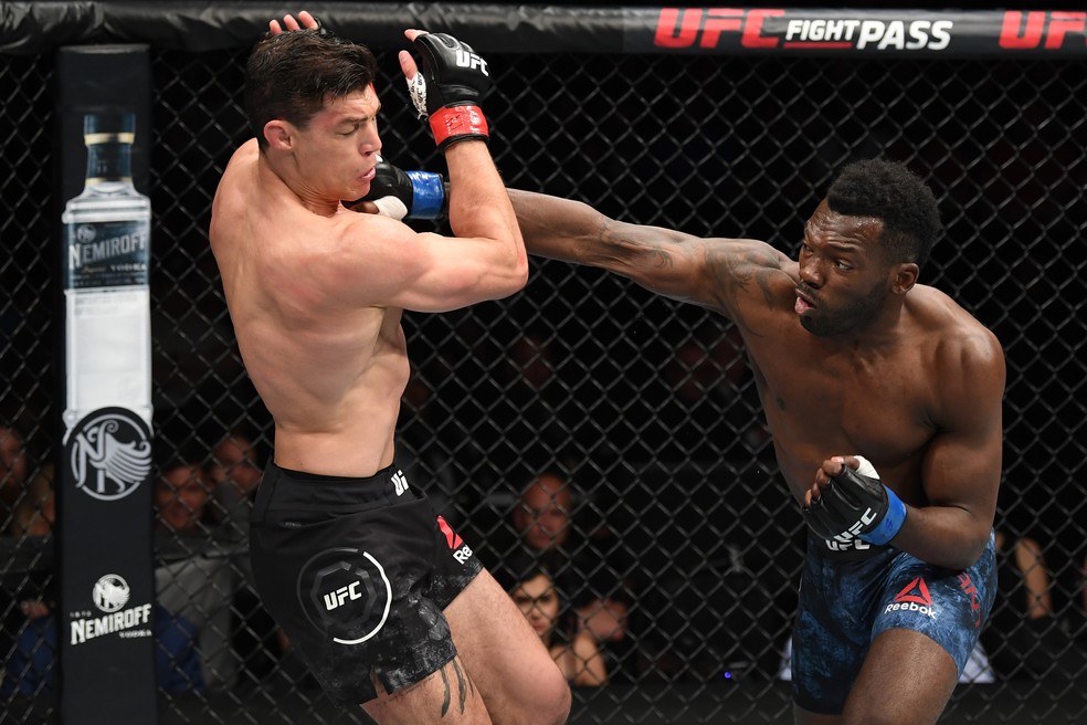 Dwight Grant acerta um golpe de direita em sua vitÃ³ria sobre Alan Jouban no UFC 236 â?? Foto: Getty Images