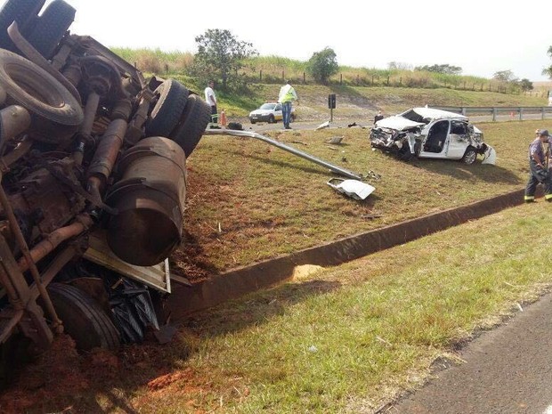 Carreta e carro capotaram em rodovia (Foto: Site J. Serafim Show / Divulgação)