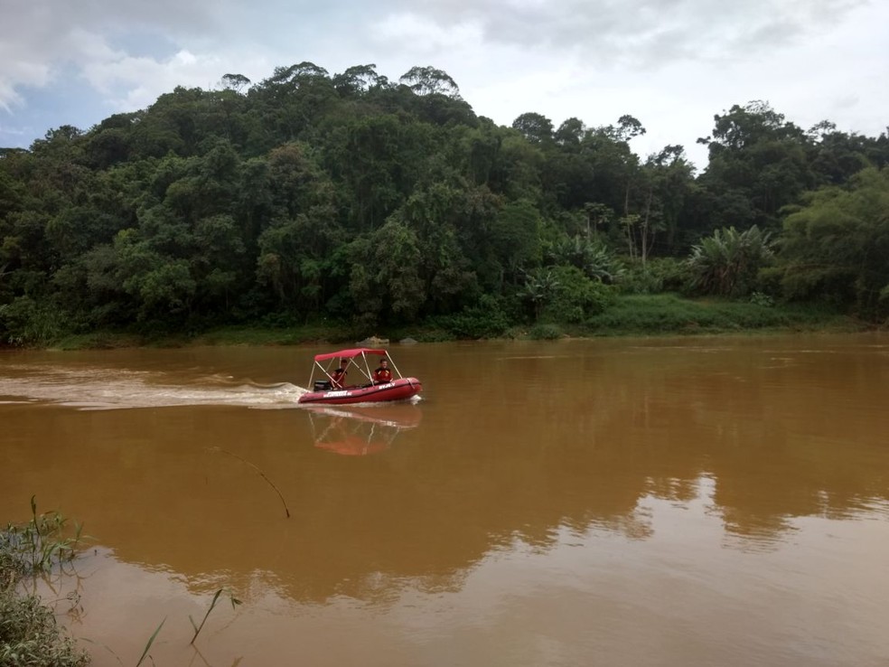 Buscas são realizadas no Rio Itapocu (Foto: Fábio Junkes/Rede OCP News)