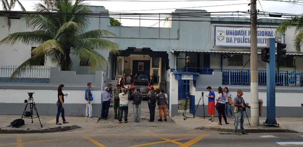 Carro chega ao BEP para pegar o ex-ministro Moreira Franco  — Foto: Ari Peixoto/TV Globo