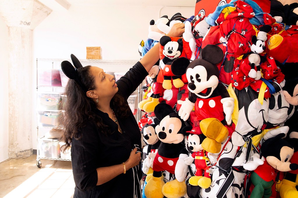 Grande escultura de fardos de pelúcias e peças de roupas clássicas do Mickey, de Shinique Smith (Foto: Divulgação)