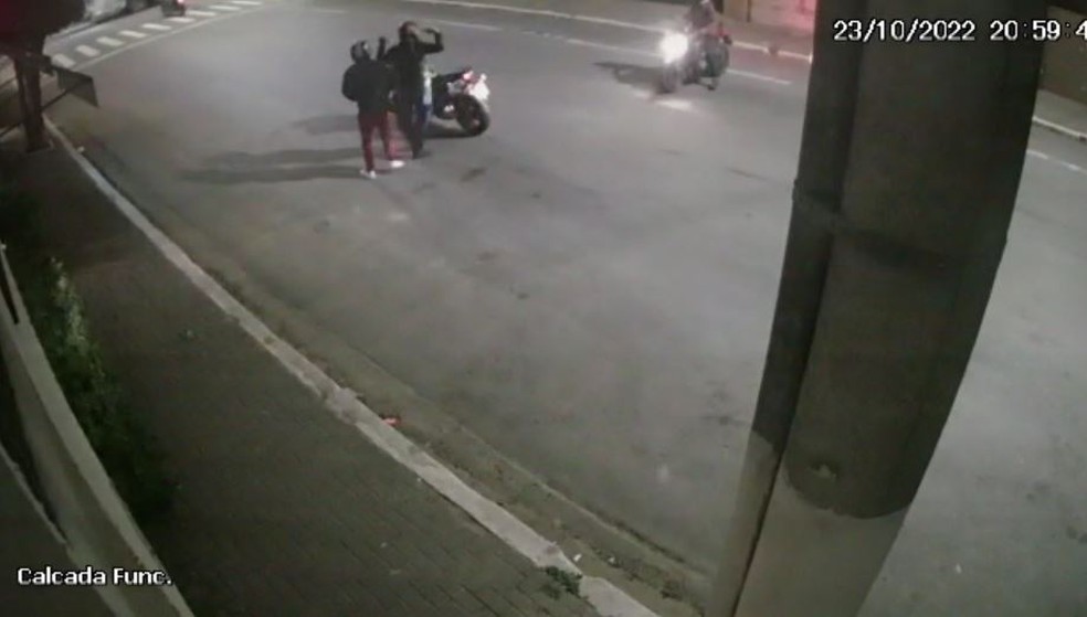 Motociclista é rendido por dupla armada no Bom Retiro em SP — Foto: Reprodução/Circuito de segurança 