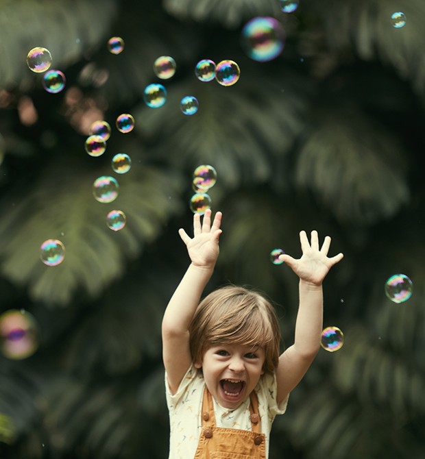 Menino se diverte com bolhas de sabão (Foto: Raquel Espírito Santo)