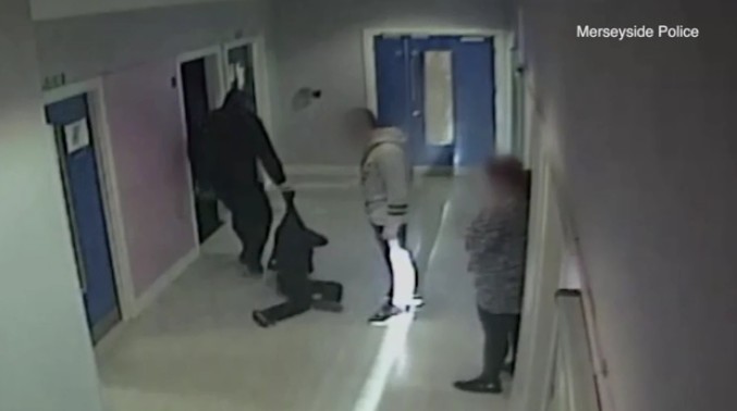 Policial arrastou a criança corredor (Foto: Reprodução/Daily Mail)