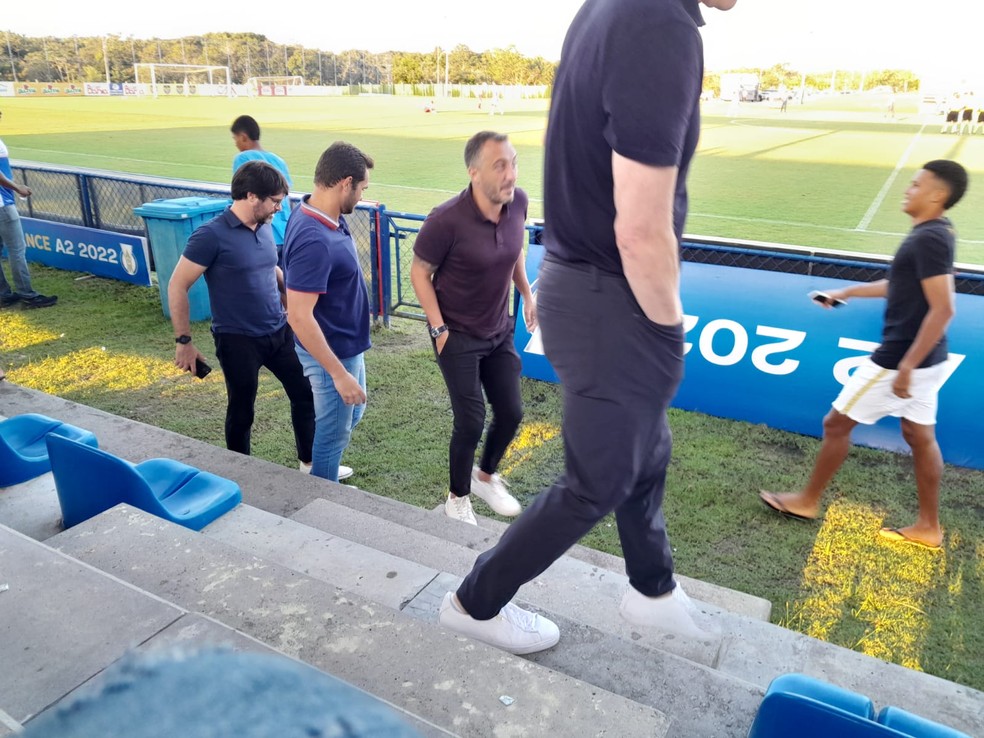 Cadu Santoro acompanha Guilherme Bellintani e Vitor Ferraz em partida do sub-17 do Bahia � Foto: Arquivo pessoal