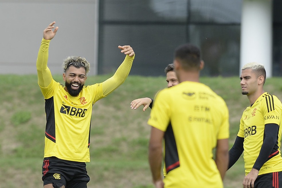 Gabigol se diverte em treinamento nesta terça, no Ninho — Foto: Marcelo Cortes / CRF