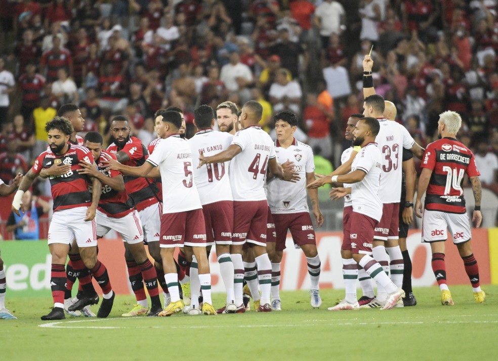 Jogadores de Flamengo e Fluminense discutem no campo — Foto: André Durão