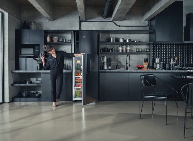 A cor preta traz sofisticação às cozinhas, como esta cozinha que conta com a geladeira Electrolux Top Freezer (Foto: Divulgação / Electrolux)