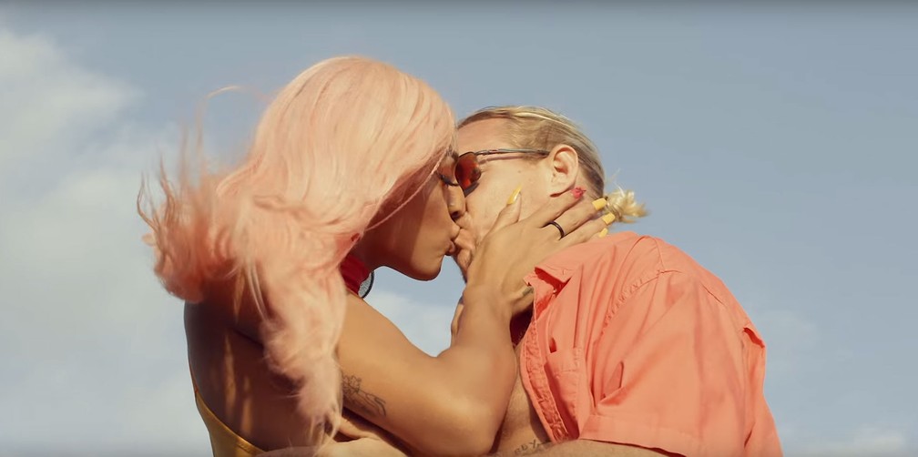 Pabllo Vittar E Diplo Se Beijam No Clipe De Entao Vai Assista Musica G1