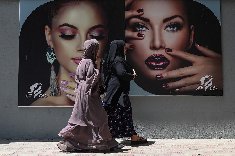Imagem de rua de Cabul, no Afeganistão, do dia 7 de agosto, cerca de uma semana antes do Talibã invadir a cidade — Foto: Sajjad Hussain/AFP