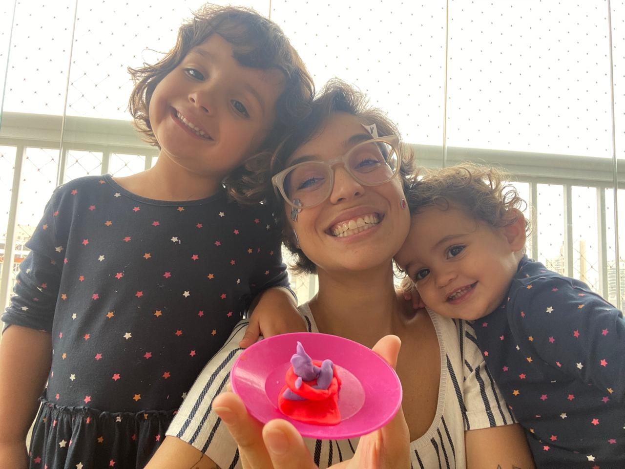A enfermeira Marcela Alexandre Vulcano com as filhas Olivia, de 4 anos, e Elisa, de 2 anos (Foto: Arquivo pessoal)