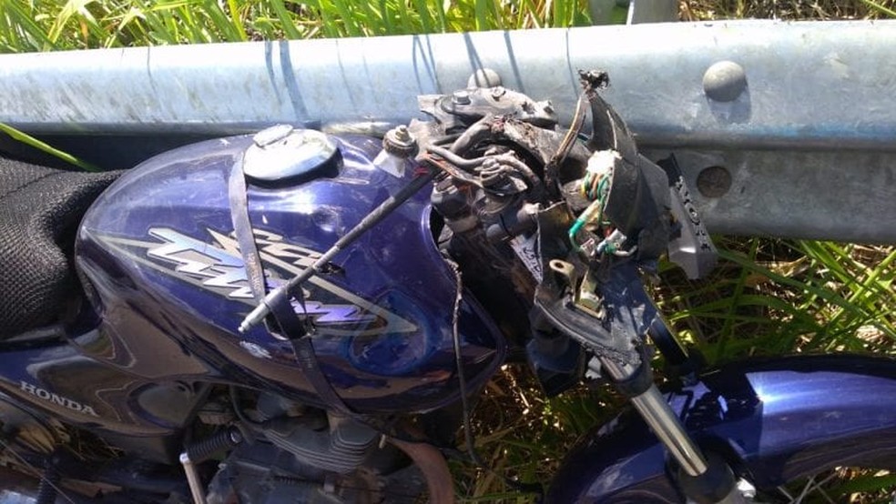 Motociclista morre e outro fica ferido em acidente de moto na BR-356 em Itaperuna — Foto: Internauta 