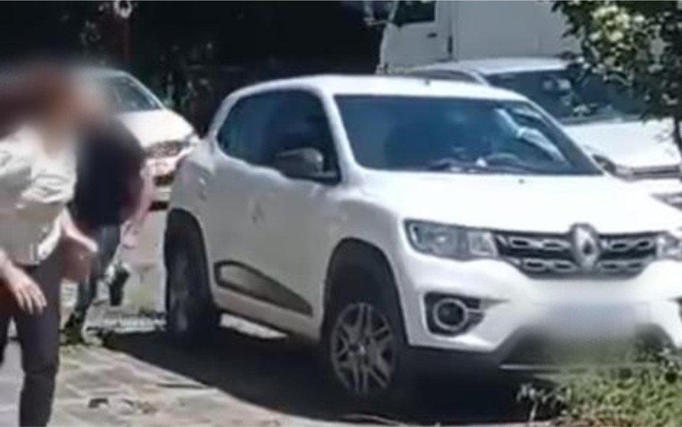 Homem correndo atrás de mulher, em Goiânia, Goiás — Foto: Divulgação/Polícia Militar