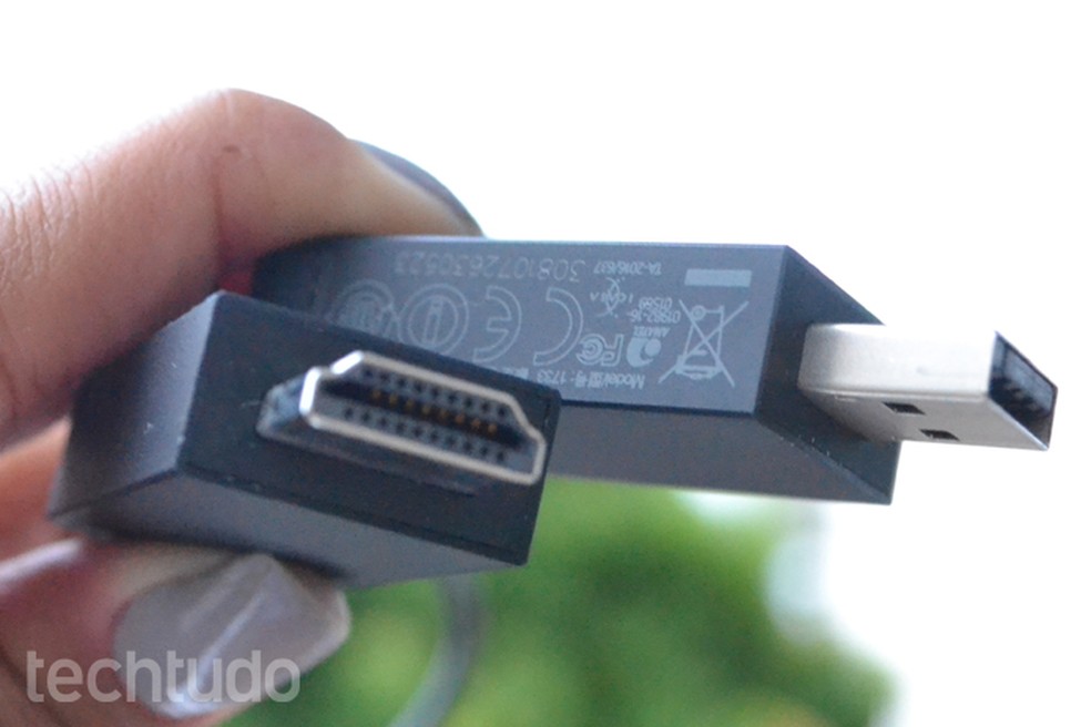 Microsoft Wireless Display Adapter de lado (Foto: Carolina Ochsendorf/TechTudo)