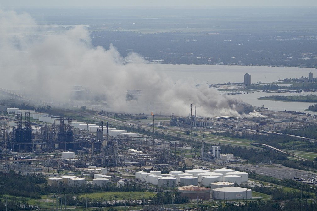 Passagem do furacão Laura danificou usina de produtos químicos em Lake Charles, nos EUA, nesta quinta-feira (27) — Foto: David J. Phillip/AP Photo