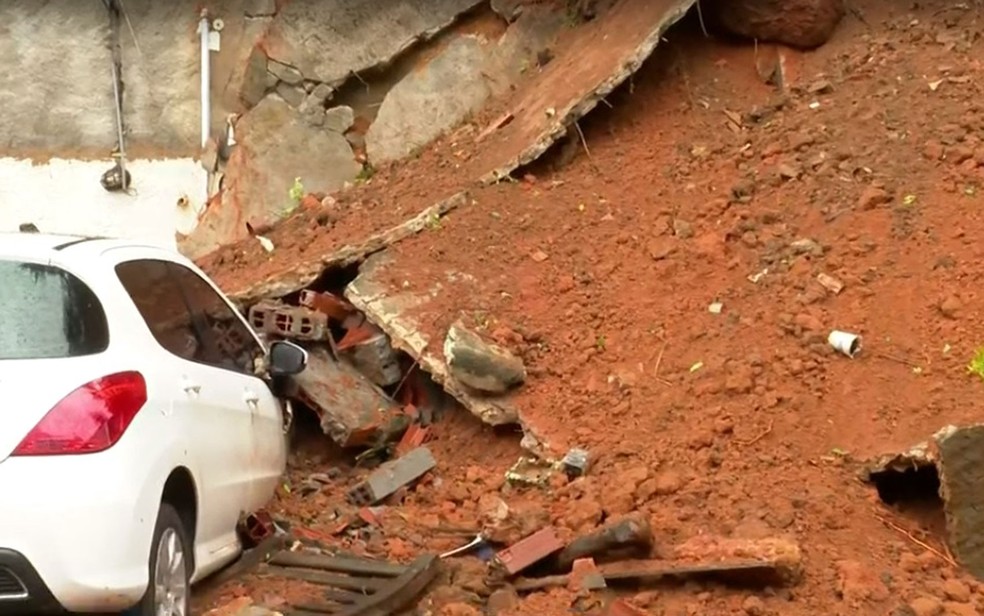 Durante chuva forte, muro desaba e atinge carro em condomínio de Salvador — Foto: Reprodução/TV Bahia