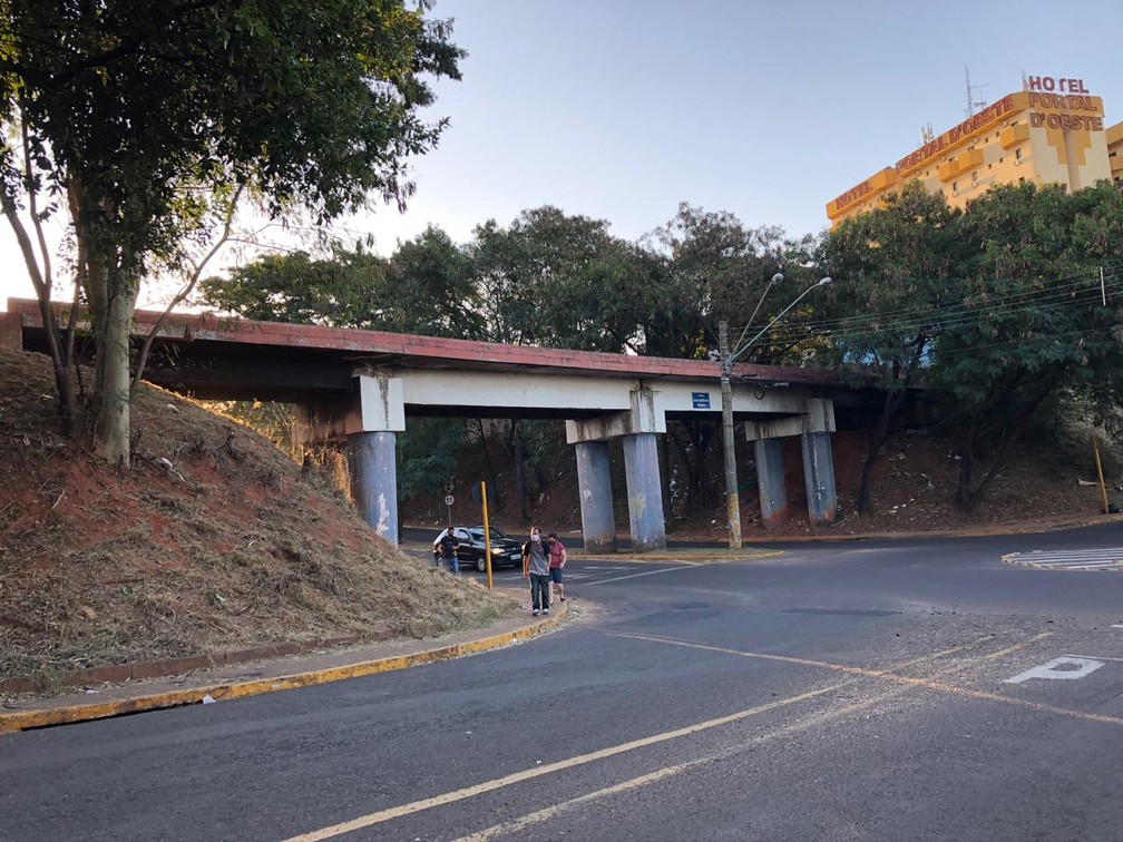 Ferrovia está abandonada na região de Presidente Prudente — Foto: Luís Augusto Pires Batista/TV Fronteira