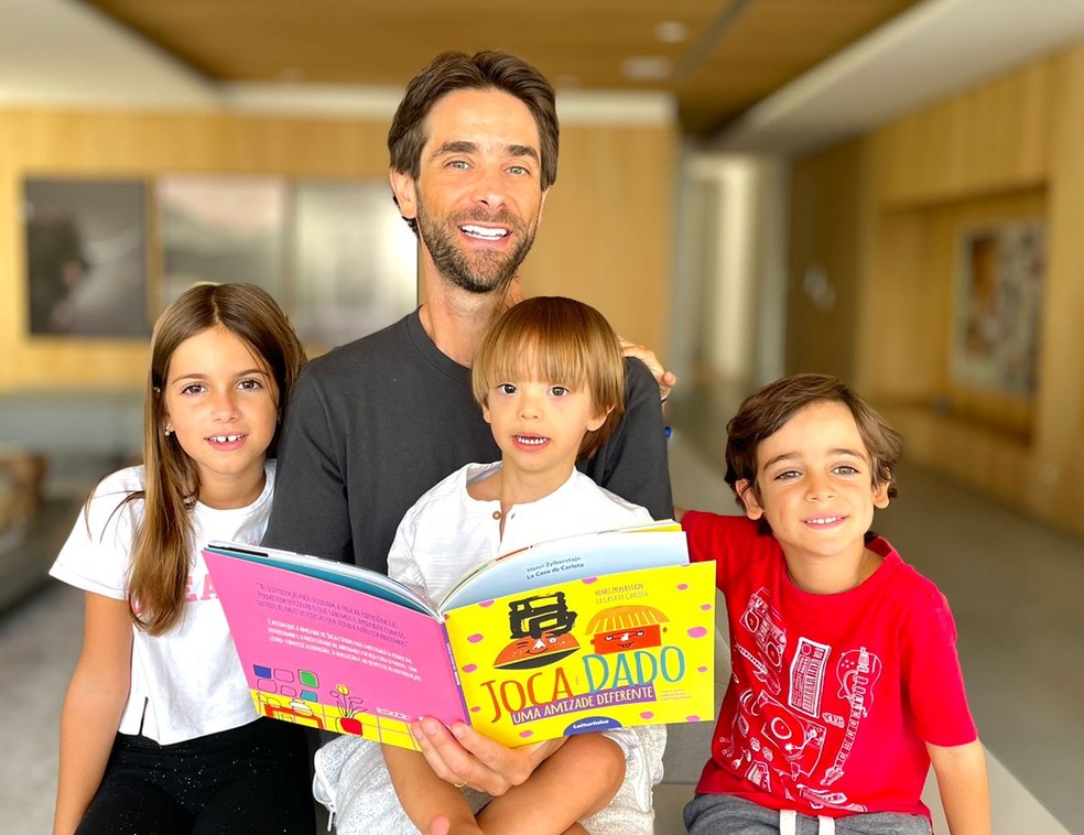 Pedro com o pai e os irmãos — Foto: Arquivo pessoal/ Henri Zylberstajn