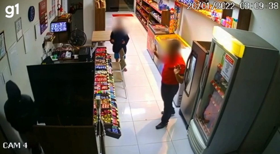 Homem acompanhado de criança assalta loja de conveniência de pousada no Ceará — Foto: Câmeras de segurança