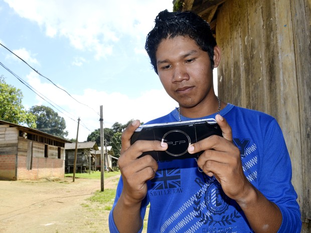 Vinícius Guiome possui um videogame portátil e divide com amigos (Foto: Abinoan Santiago/G1)