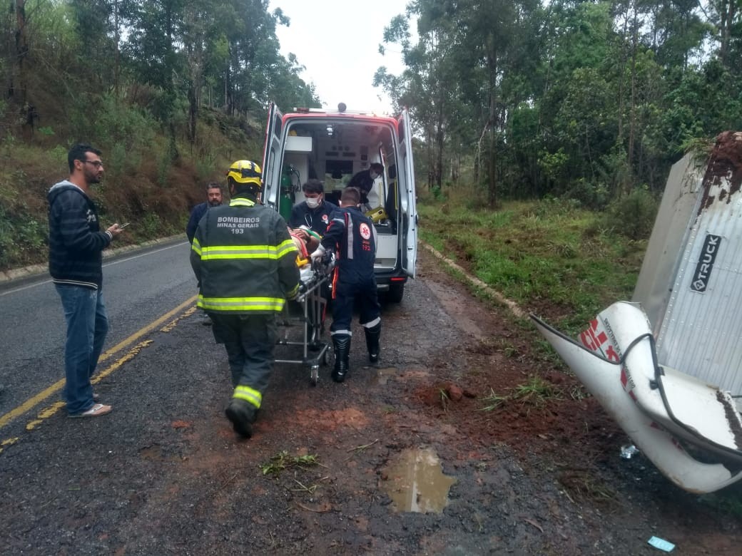 Homem de 34 anos fica ferido após tombar caminhão-baú na MGC-357, em Carmo de Minas, MG  