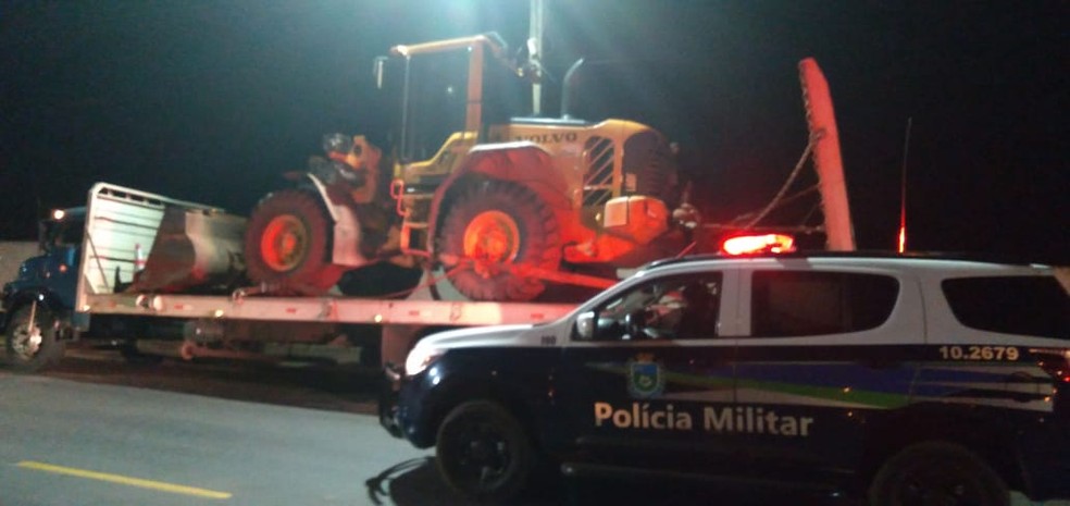 Primeiro caminhão com o maquinário foi abordado pela PM em cidade vizinha — Foto: Polícia Militar/Divulgação