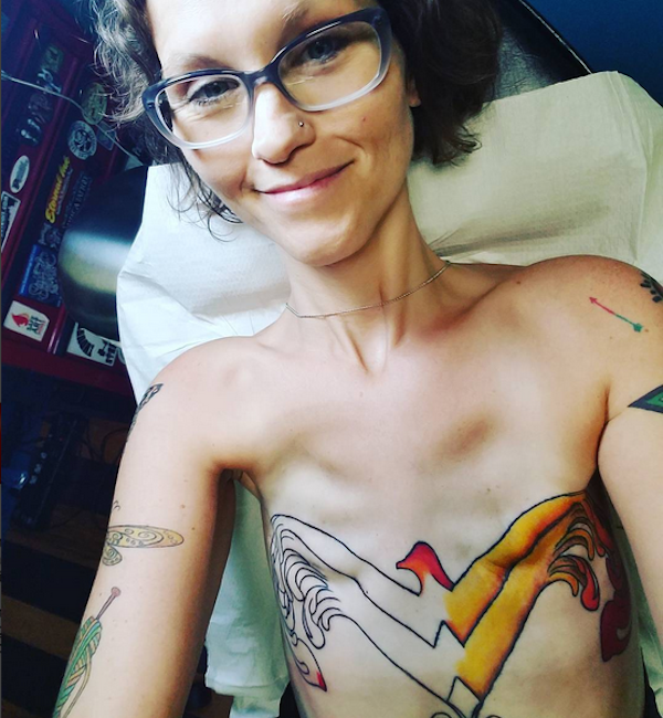 A dona de casa Stephaine Kelly com o símbolo da Mulher-Maravilha tatuado em seu peito (Foto: Instagram)