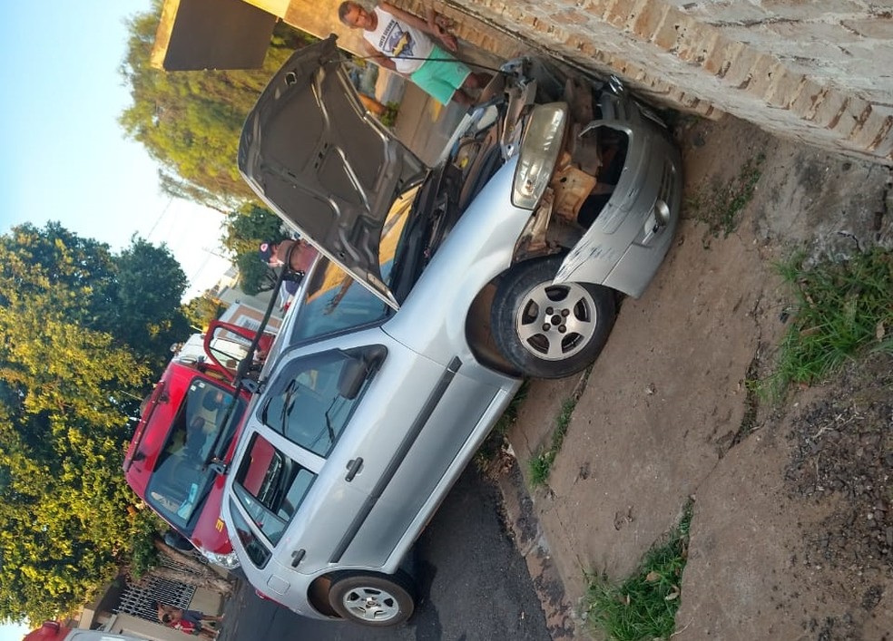Homem foi preso após bater carro em muro em Araçatuba (SP) — Foto: Regional Press/Divulgação