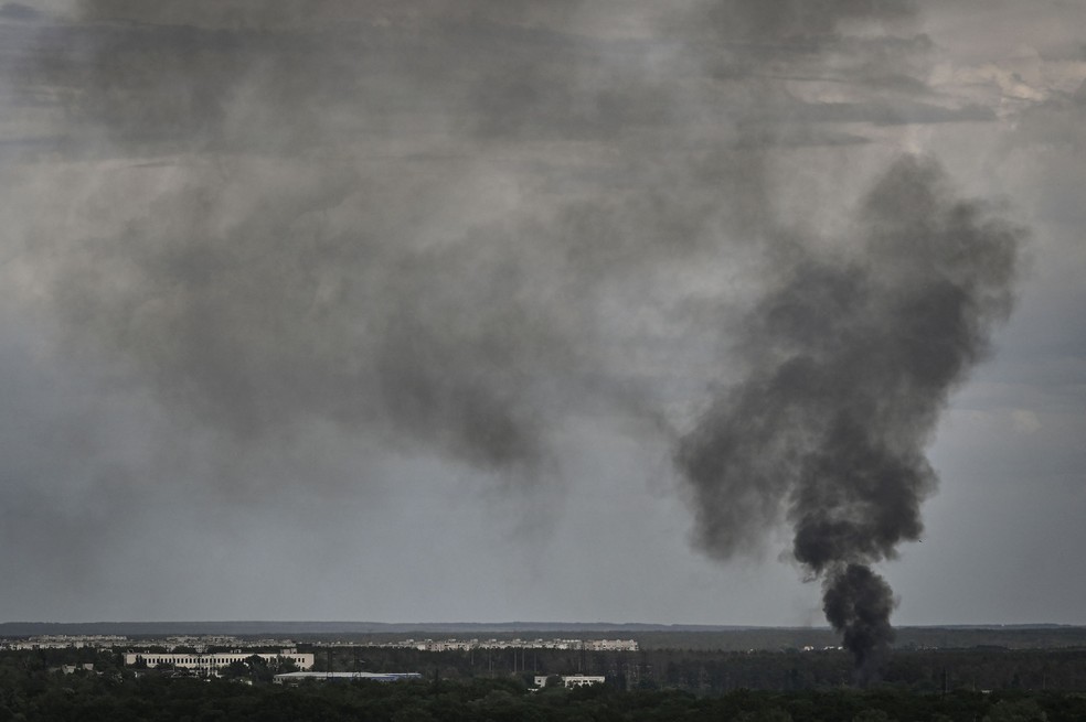 Fumaça é vista na cidade de Severodonetsk, no Leste Ucraniano — Foto: Aris Messinis/AFP