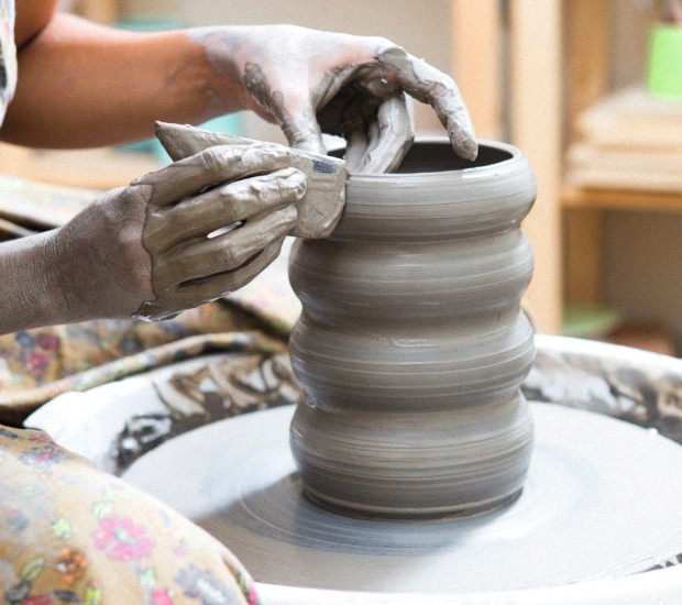 Confecção de peça de cerâmica (Foto: Flare Fotografia / Editora Globo)