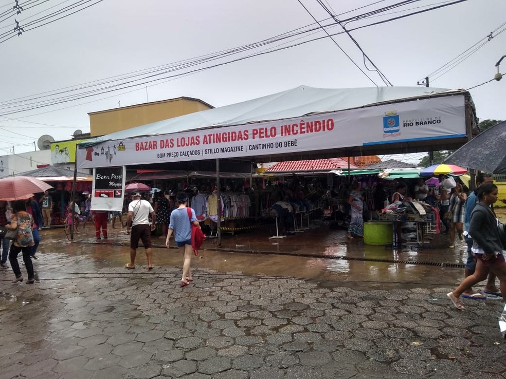 Após incêndio, tenda é montada no Centro de Rio Branco com bazar — Foto: Alcinete Gadelha