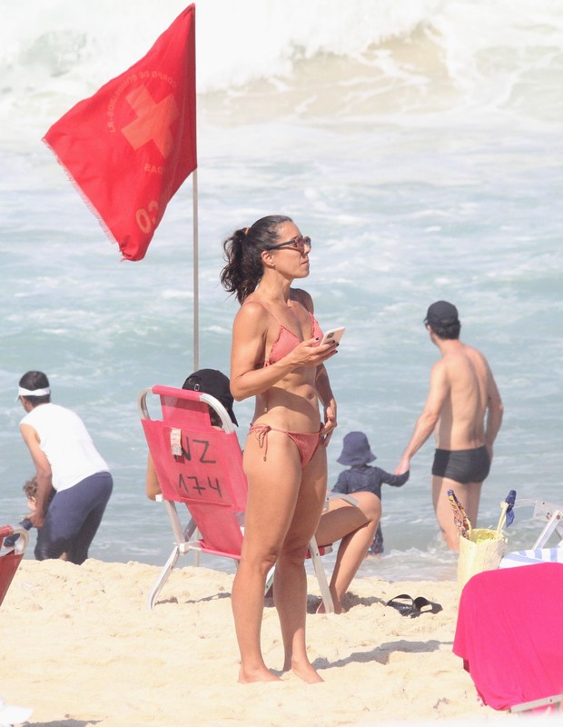 Mônica Teixeira curte dia na Praia do Leblon (Foto: Daniel Delmiro/AgNews)