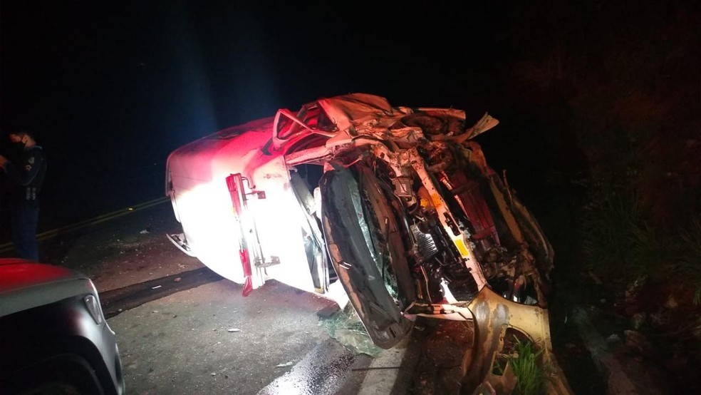 O motorista levava três pacientes para o Hospital Regional do Cariri quando o acidente aconteceu.  — Foto: Reprodução