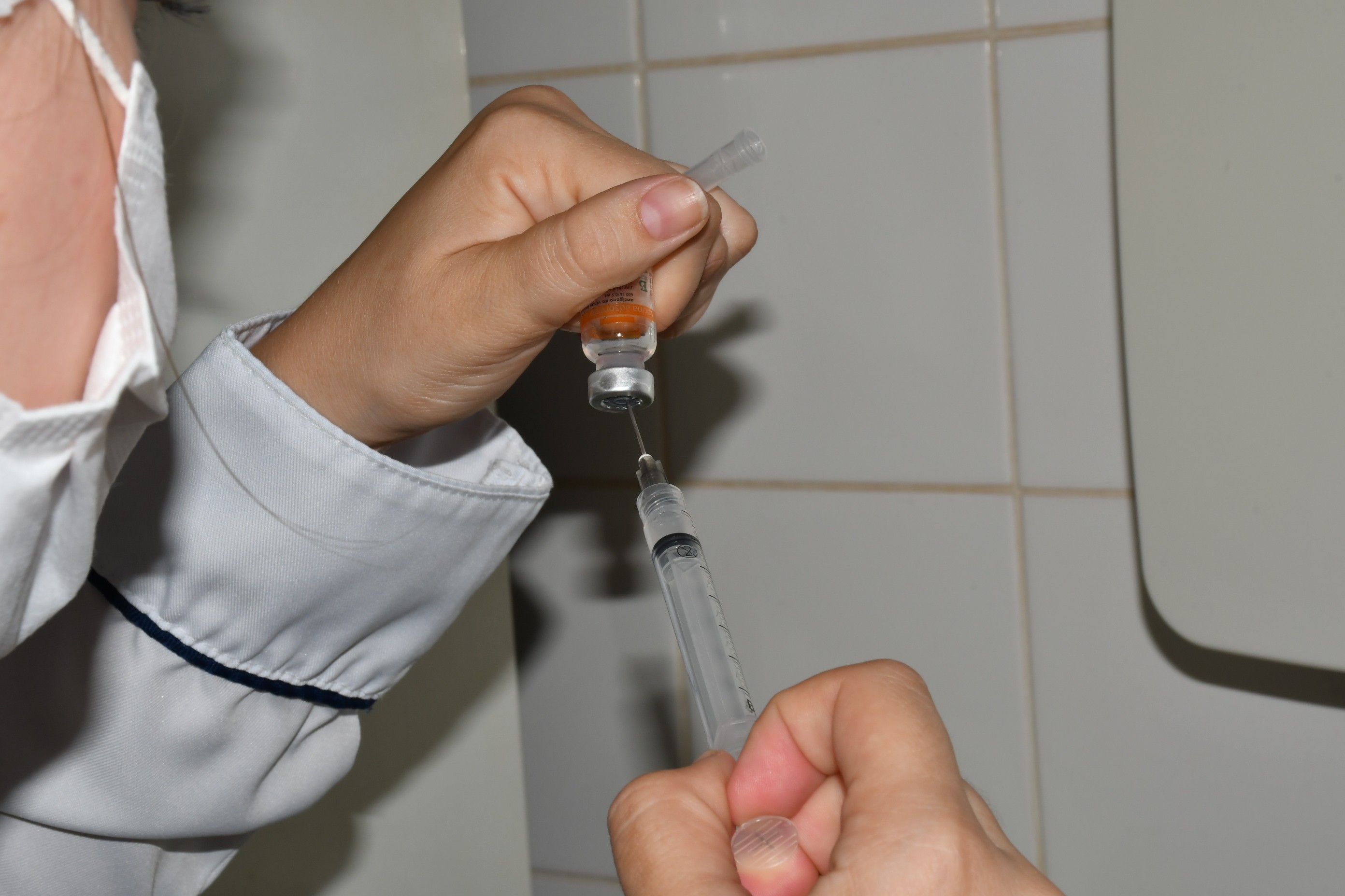 São Vicente aplica 4ª dose da vacina contra a Covid em pessoas com 18 anos ou mais