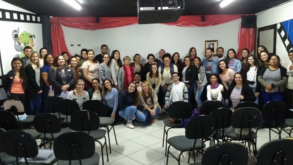 Geni (roupa vermelha ao centro) com os colegas do curso &mdash; Foto: Divulga&ccedil;&atilde;o/Prefeitura de Itaocara