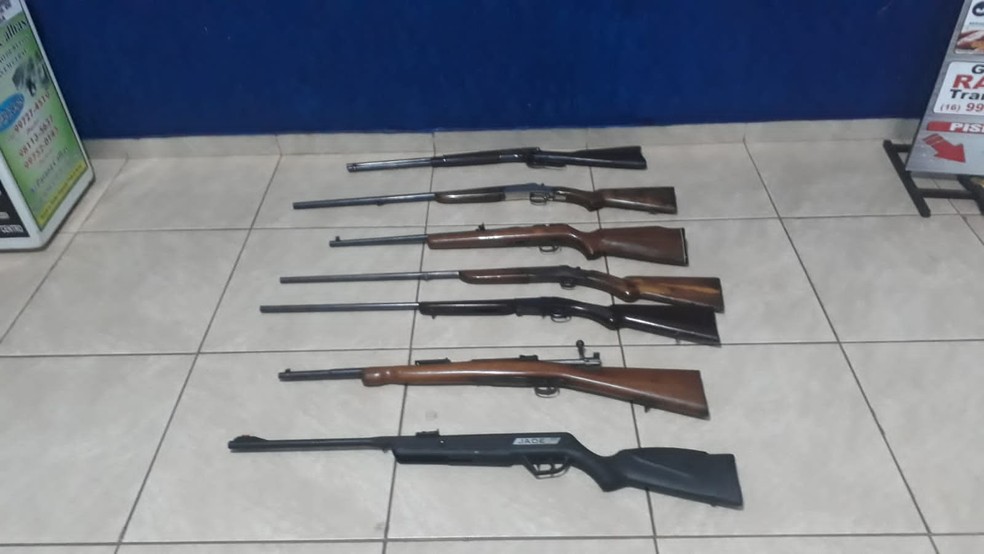 Suspeito foi abordado pela polícia e confessou que guardava armas em casa.  — Foto: Divulgação/Polícia Militar