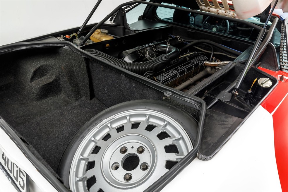 BMW de Paul Walker: Junto do icônico motor de seis cilindros em linha fica o pequeno porta-malas e o estepe de uso temporário — Foto: Divulgação