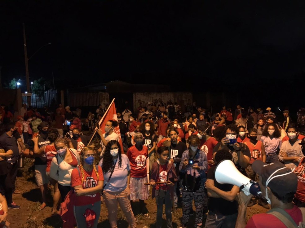 Cerca de 200 famílias ocuparam terreno no bairro Planalto, durante a madrugada, segundo MLB — Foto: Cedida