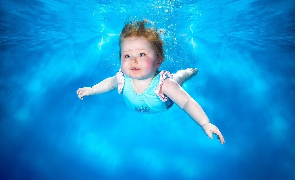 A fotógrafa é especialista em clicar bebês debaixo d'água  (Foto: Starfish Underwater)