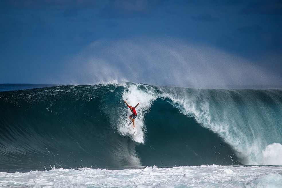Kelly Slater com coragem e técnica no caminho para a vitória em Pipeline World Surf League — Foto:         