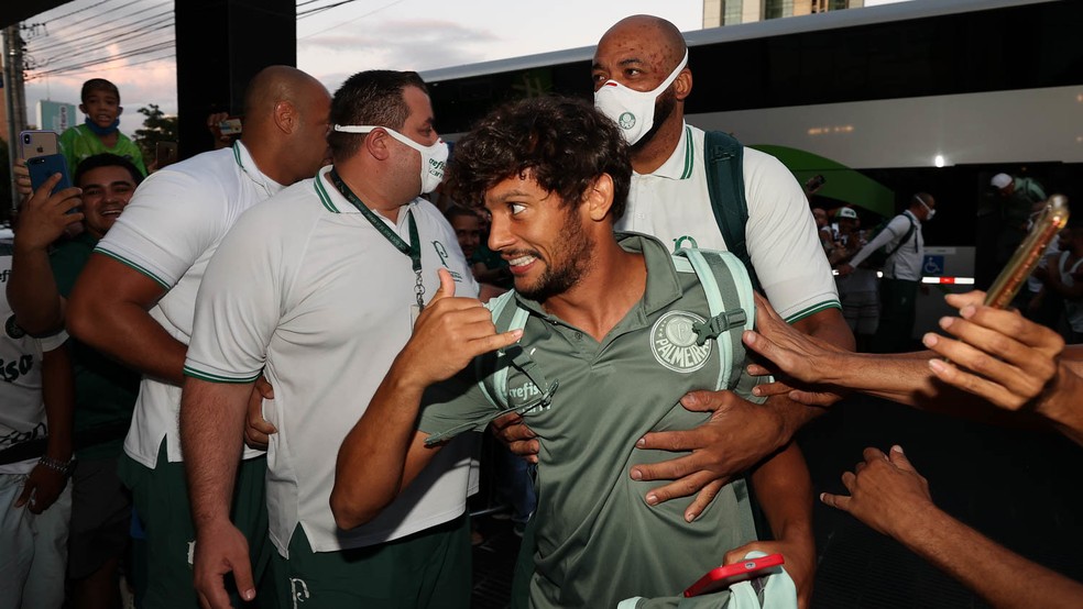 Gustavo Scarpa, meia do Palmeiras, durante desembarque da equipe — Foto: Cesar Greco