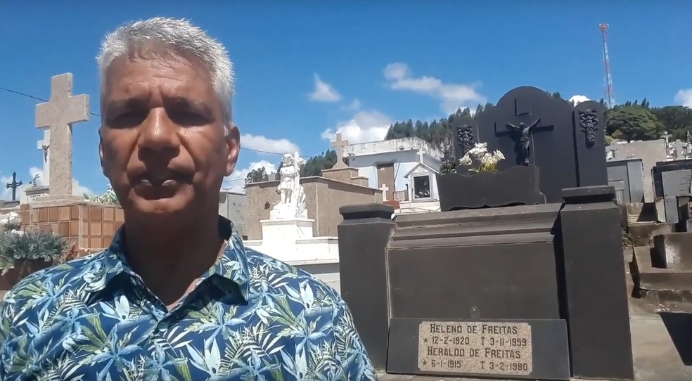 Nei Medina é autor do documentário. Atrás, o túmulo onde Heleno está sepultado, em São João Nepomuceno  — Foto: Reprodução/Heleno de Freitas - 100 Anos