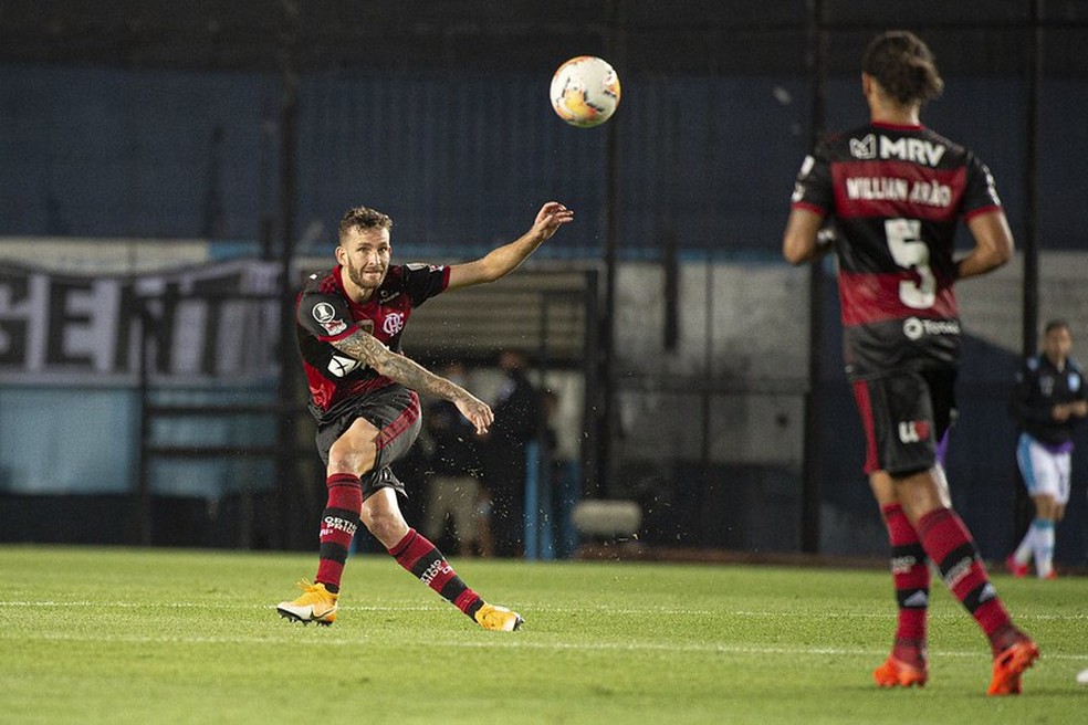 Último jogo de Léo Pereira foi contra o Racing, na Argentina — Foto: Alexandre Vidal / CRF